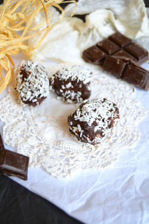 Recette Bouchées chocolatées aux dattes, amandes et noix de coco