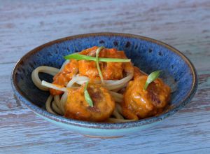 Recette Boulettes de poulet à l'ail des ours et pasta (bucatini) tomatée