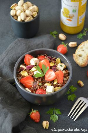 Recette Salade de quinoa aux fraises & à la pistache #vegan