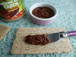 Recette Tartinade 100% crue à la caroube et au beurre de cacao (diététique, végane, sans sucre, sans lait, sans gluten, riche en fibres)