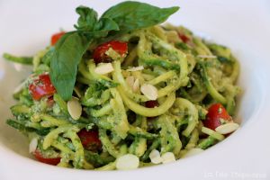 Recette Spaghetti de courgettes au pesto de basilic: une recette minceur facile et délicieuse! 100% vegan, crue et sans gluten!