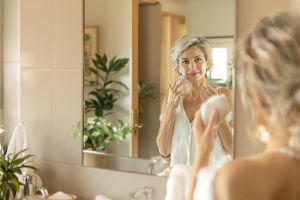 Recette Cheveux gris : ce remède bicarbonate étonne (les experts sont partagés)