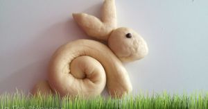 Recette A faire avec les enfants: des brioches en forme de petits lapins de Pâques