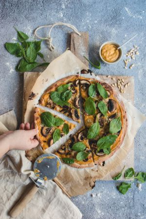 Recette Pizza d’automne végane à la courge butternut, champignons, pignons et épinards