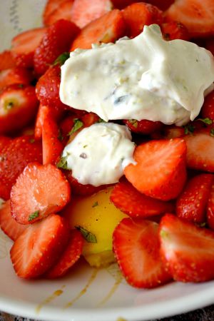 Recette Carpaccio de mangue et de fraises à l’orange et mascarpone végane aux pistaches