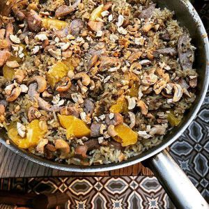 Recette Poêlée de riz au curry et aux dattes à l’émincé de porc