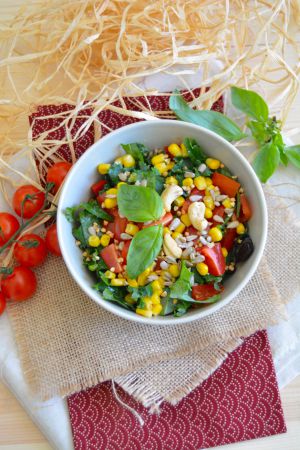 Recette Salade crue de chou kale, tomates, poivrons et maïs (cru & végan)