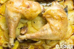 Recette Cuisses de poulet au four sur lit de pommes de terre et oignons. Délicieux !