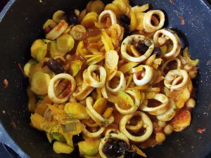 Recette Encornets en anneaux aux pois chiches, poivrons et carottes : Une recette qui appelle le soleil