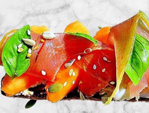 Recette Bruschetta  au melon, tomates séchées et au jambon sec