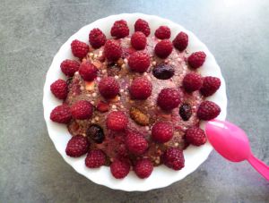 Recette Chia bowl cru végétalien chia-maca-fraise-framboises-cranberries-mulberries (protéiné, diététique, sans gluten, riche en fibres)