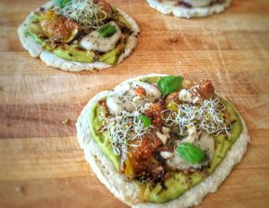 Recette Mini pizzas sans gluten aux figues, BlueRisella et avocat