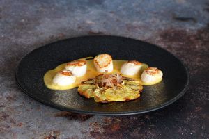 Recette Coquilles Saint-Jacques sauce crevette, galette de pommes de terre et oignons rôtis