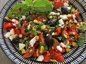 Recette Salade de tomates cerises à la mélasse de grenade, feta et olives : Une explosion de saveurs