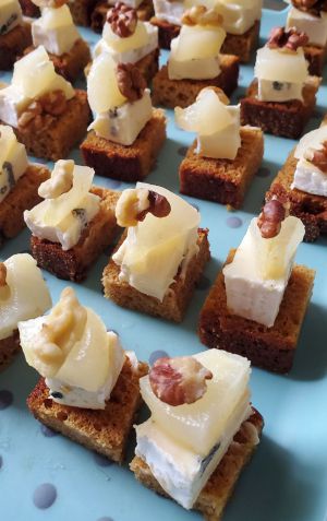 Recette Bouchées de pain d'épices au Pavé d'Affinois au bleu, poire et noix