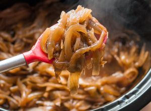 Recette Oignons caramélisés à la mijoteuse sont impossible à manquer!