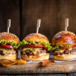 Recette Recette de cheeseburger avec laitue, cheddar, tomate et cornichon