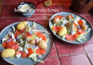 Recette Salade à la truite fumée, sauce yaourt à la ciboulette