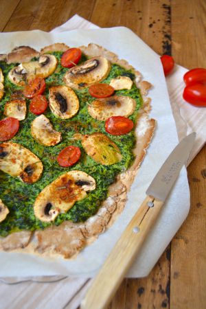 Recette Pizza fine au chou kale, champignons et tomates cerises (vegan & sans gluten)