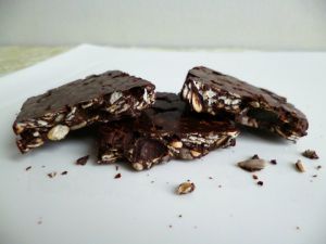 Recette Barres de céréales diététiques chocolatées aux flocons d'avoine, raisins et 4 graines (sans sucre)