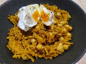 Recette Riz aux pois chiches et curcuma avec oeufs pochés