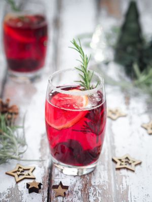 Recette Mocktail de Noël jus de cranberry et Carola pétillante aromatisée à la cerise