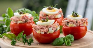 Recette Tomates à l'Antiboise, des tomates farcies au thon, oeufs, câpres, fines herbes et mayonnaise