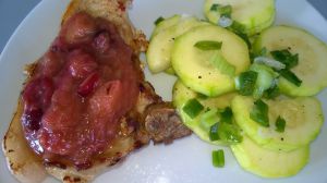 Recette Côtes de porc cerises/rhubarbe et courgettes à l'oignon nouveau