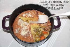 Recette Cocotte aux boulettes et légumes fermée par un couvercle de pain à la polenta