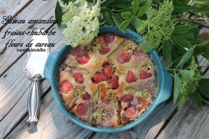 Recette Gateau amandine fraises, rhubarbe et fleurs de sureau