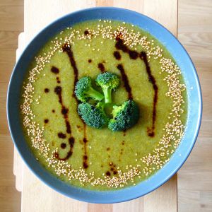 Recette Quotidien végane #1 : Soupe de brocoli aux pommes de terre et lait d’amandes