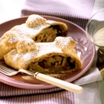 Recette Strudel aux pommes dans une assiette, crème anglaise dans un bol à côté