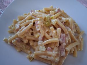 Recette One pot pasta aux poireaux, lardons et crème à la moutarde