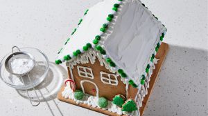 Recette This Unexpected Ingredient Is the Secret to Professional-Grade Gingerbread Houses