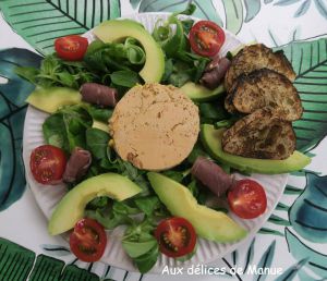 Recette Salade de mâche au foie gras, magret fumé, avocat et pain grillé