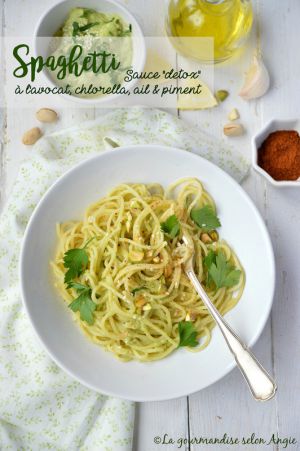 Recette Spaghetti "Sauce "detox" à l'avocat, chlorella, ail & piment} #vegan