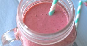 Recette { Smoothie } vegan fraises Gariguettes, framboises, banane & poudre de baobab