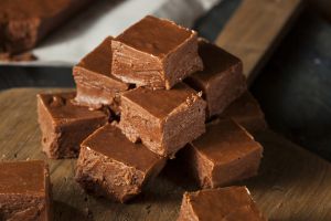 Recette Fudge au chocolat absolument décadent en cinq minutes, avec 2 ingrédients!