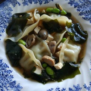 Recette #Vegan Soupe asiatique : miso, wakame, edamame et gyozas