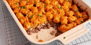 Recette This Tater Tot Casserole Recipe Is a Midwest Comfort Classic We Can’t Quit