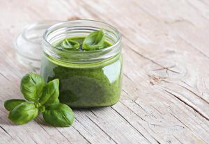 Recette Pesto au basilic maison : Une sauce italienne classique