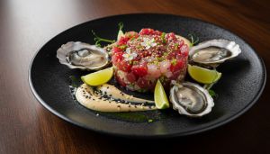 Recette Tartare raffiné de poisson cru et huîtres au miso, citron vert et sésame : une délicieuse touche d’élégance pour vos fêtes