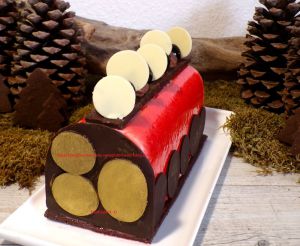 Recette Forêt Noire 80 : pâte sablée cacao, biscuit cacao sans farine imbibé d'un sirop au kirsch, compotée de griottes et griottes entières, mousse chocolat blanc, pointes de mousse chocolat noir, cerises noires amarena