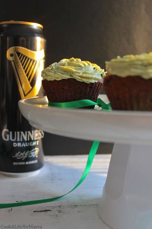 Recette Cupcakes chocolat Guinness sans lactose, glaçage au fromage frais et thé matcha {Saint Patrick}