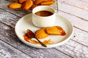 Recette Madeleines aux noix et au beurre noisette avec son caramel à la fleur de sel