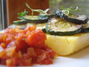 Recette Courgettes sautées sur polenta et tomates en « purée »
