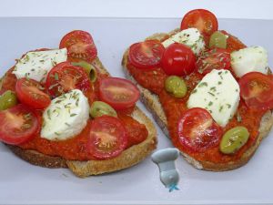 Recette Bruschetta de mozzarella à la crème de poivrons