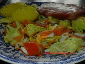 Recette Salade mixte accompagné d'une côte de porc braisée et de pomme de terre nature