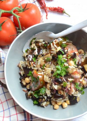 Recette Salade de riz, aubergine rôtie, pois chiches et tomates #vég