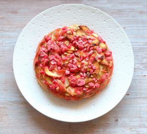 Recette Gâteau aux pommes et aux pralines roses